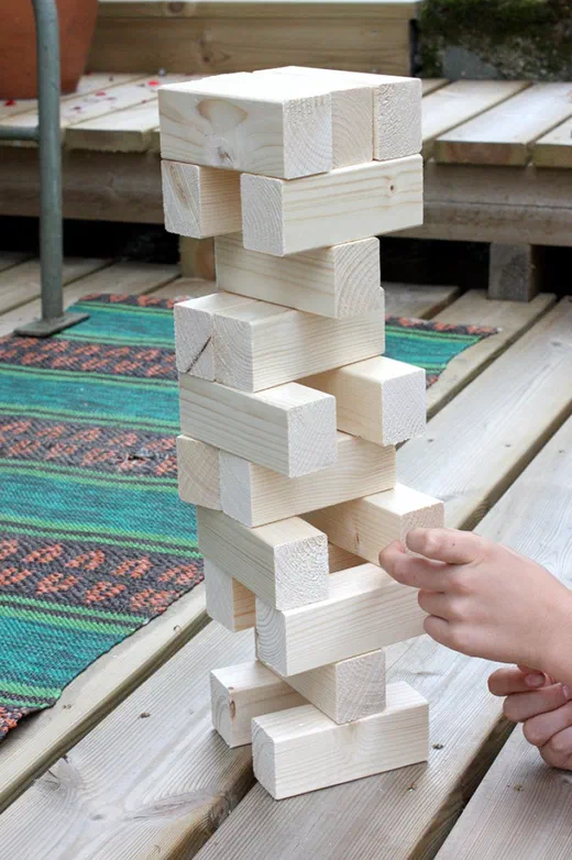 La Tour Géante de Tactic : tour de briques en bois montée sur une terrasse