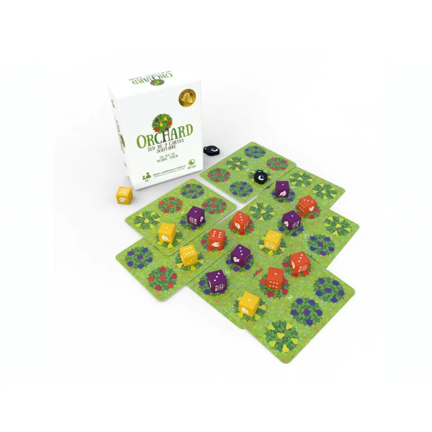 Boîte française d'Orchard, jeu de 9 cartes solitaire, devant un verger de cartes superposées avec des dés rouges, jaunes et violets
